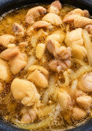 焼かずに簡単！鶏もも肉と玉ねぎの旨つゆ煮-レシピのメイン写真