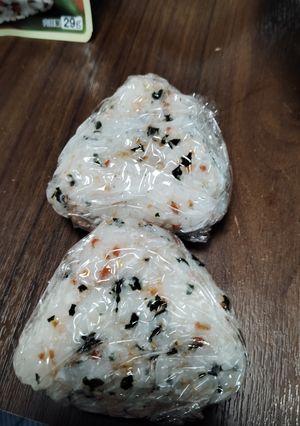 混ぜ込みわかめたらこおにぎり🍙-レシピのメイン写真