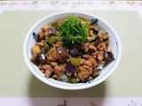 簡単昼食今日の夕飯！なすピーマンそぼろ丼