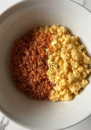 お弁当にオススメ！鮭フレークで簡単二色丼-レシピのメイン写真