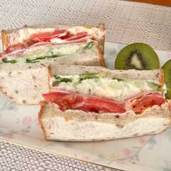 A picture of ポテトサラダ&ハム&レタス&トマトのサンドイッチ.