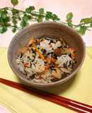 ひじきとこんにゃくのまっくろくろ混ぜご飯