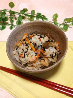 ひじきとこんにゃくのまっくろくろ混ぜご飯-レシピのメイン写真