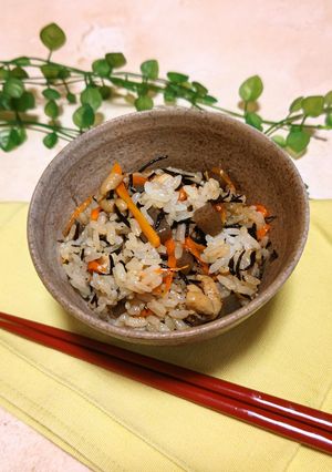 ひじきとこんにゃくのまっくろくろ混ぜご飯-レシピのメイン写真