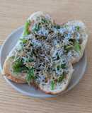 簡単美味しい♪しらすピーマントースト