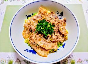簡単ランチ！春キャベツ豚バラ肉ネギ塩豚丼-レシピのメイン写真