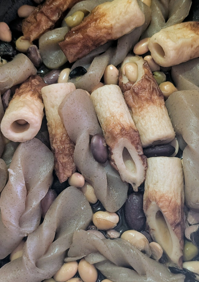 簡単★結びコンニャクと竹輪と豆の煮物-レシピのメイン写真