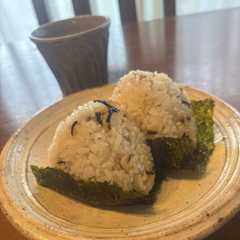 รูปของ 塩昆布＆ごま油 おにぎり