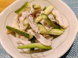 鶏胸肉の蒸し鶏とズッキーニのレモンサラダ