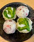 菜の花の醤油漬けと桜の花のおにぎり