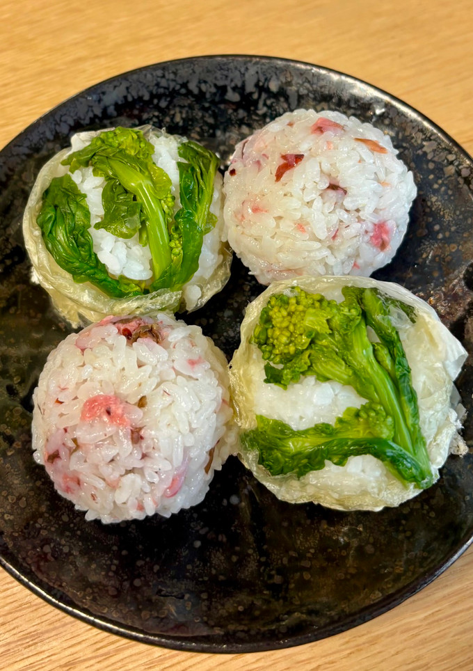 菜の花の醤油漬けと桜の花のおにぎり-レシピのメイン写真