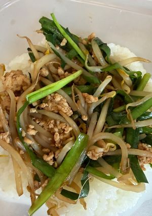 鶏ミンチともやしとニラ丼-レシピのメイン写真