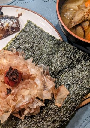 たっぷり鰹節と梅のおにぎり-レシピのメイン写真