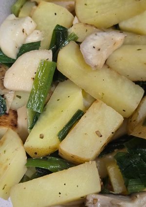 じゃがいもニラきのこでシンプル炒め副菜-レシピのメイン写真