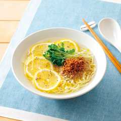 รูปของ とりそぼろレモンオリーブの冷やしラーメン