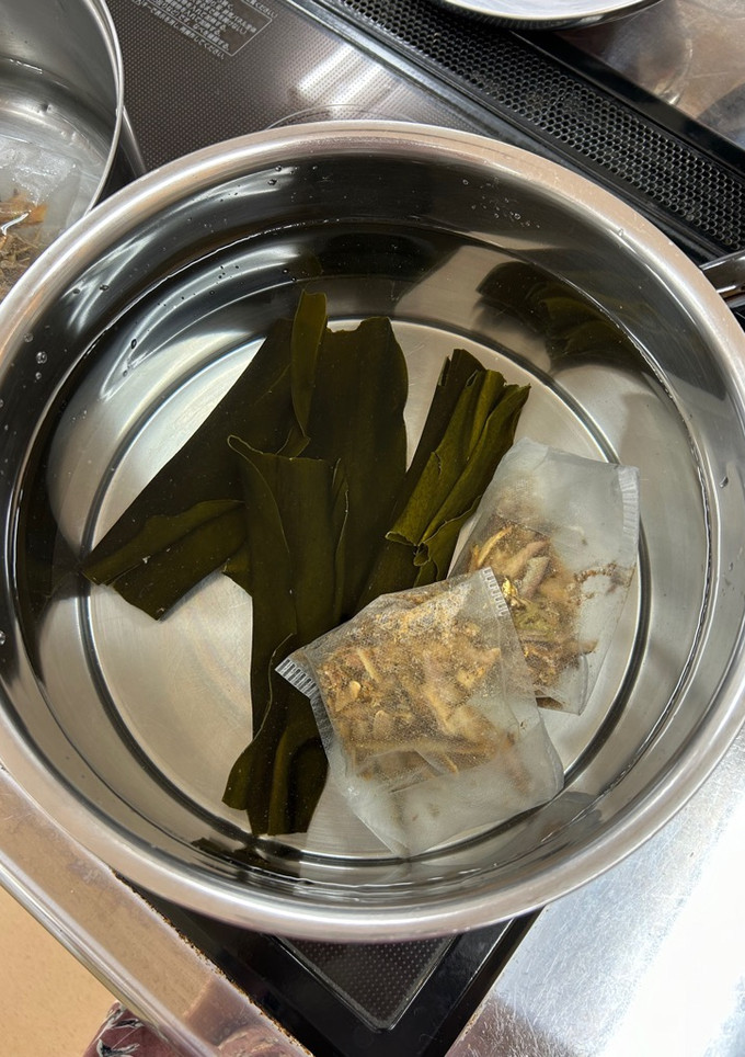 だし汁（うるめ削りと昆布）-レシピのメイン写真