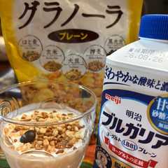 รูปของ 無糖国産はと麦グラノーラ✖️ブルガリアヨーグルト