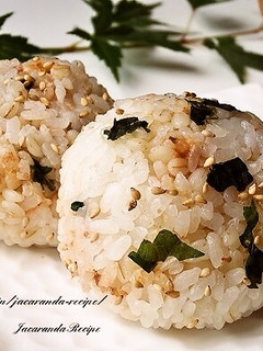 かつお節と梅のもち麦おにぎり-レシピのメイン写真