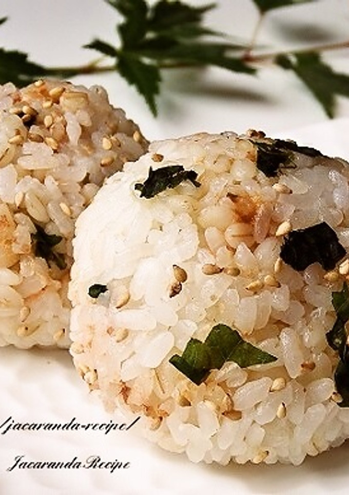 かつお節と梅のもち麦おにぎり-レシピのメイン写真