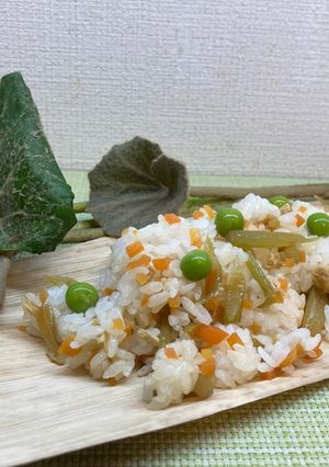 石蕗(ツワブキ)と油揚げの混ぜ寿司♪-レシピのメイン写真