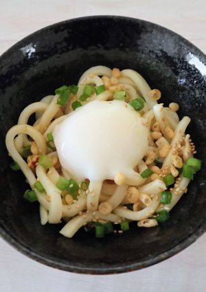 簡単✩温玉ごま油うどん-レシピのメイン写真