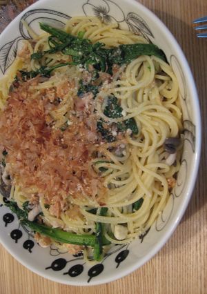 春菊きのこ鮭缶鰹節のオリーブオイルパスタ-レシピのメイン写真