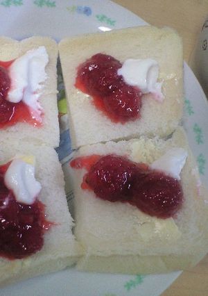 甘い誘惑2★苺ヨーグルトのデコ食パン-レシピのメイン写真