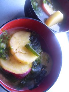 さつまいもとワカメ✽お味噌汁✽-レシピのメイン写真