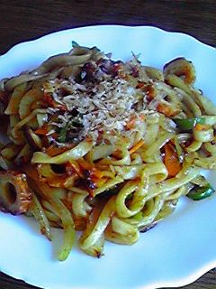 ‘ちょい食べカレー’で焼きうどん-レシピのメイン写真