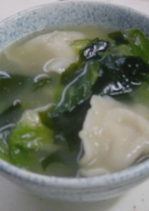 朝食にレタスとわかめ≪スープ餃子の雑煮≫-レシピのメイン写真