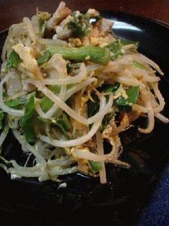 強火で炒めて卵を絡める「もやしとニラと豚肉のピリ辛炒め」-レシピのメイン写真
