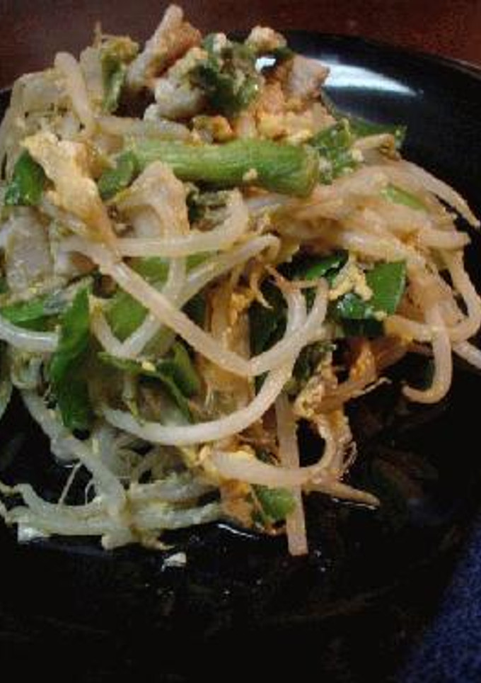 強火で炒めて卵を絡める「もやしとニラと豚肉のピリ辛炒め」-レシピのメイン写真