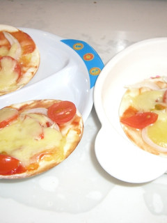 新玉ねぎとプチトマトのミニミニピッツア♪-レシピのメイン写真