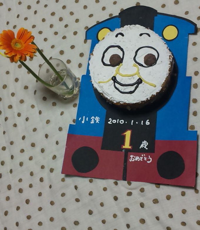 画用紙を敷いて☆トーマスのケーキ-レシピのメイン写真