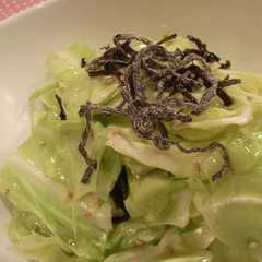 รูปของ 超簡単！やみつき☆キャベツの塩昆布サラダ