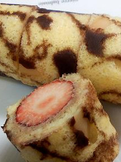 卵1個で苺入りチョコマーブルロールケーキ-レシピのメイン写真