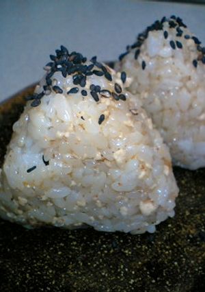 豆腐そぼろ入り☆醤油マヨおにぎり-レシピのメイン写真