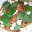 バジルとモッツァレラのトマトソースパスタ