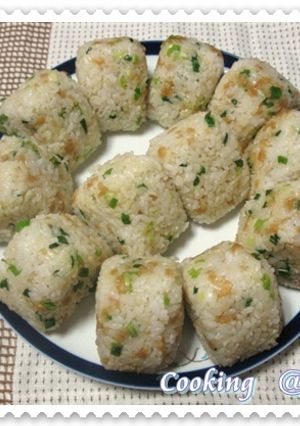 お弁当に♪天むす風❤揚げ玉たぬきおにぎり-レシピのメイン写真