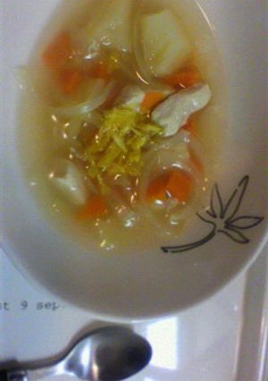 食用菊をつかったコンソメスープ-レシピのメイン写真