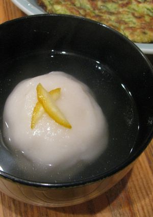 お吸い物・・お餅の中に鶏団子。。-レシピのメイン写真