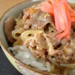รูปของ 紅ショウガたっぷり柔らか牛丼♡