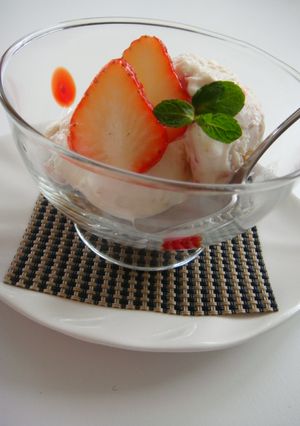 苺果肉入り☆私のバニラアイスの食べ方-レシピのメイン写真