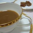 **スキムミルク入りの黒糖コーヒー**