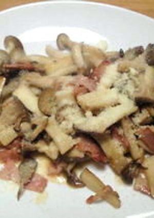キノコとベーコンのバター炒めに粉チーズ☆-レシピのメイン写真