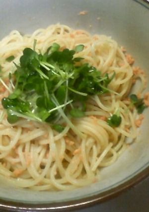 鮭フレークとドレッシングの手抜きパスタ-レシピのメイン写真