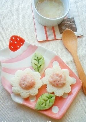 離乳食後期☆お花のいちごミルクパン-レシピのメイン写真