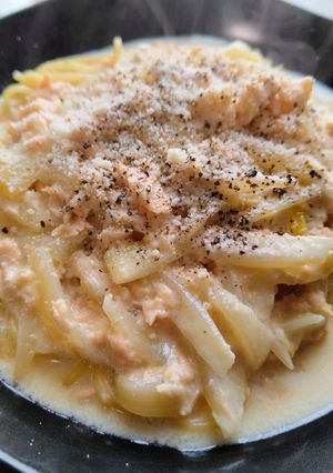 簡単!鮭ほぐしと玉ねぎのクリーミーパスタ-レシピのメイン写真