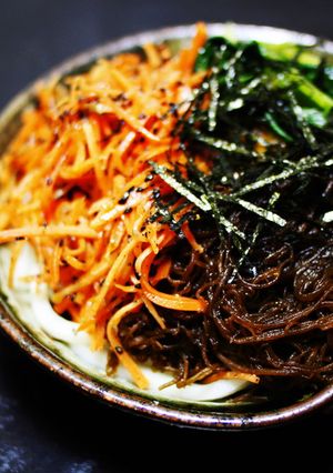 野菜と生もずくのビビンバ風釜玉うどん。-レシピのメイン写真
