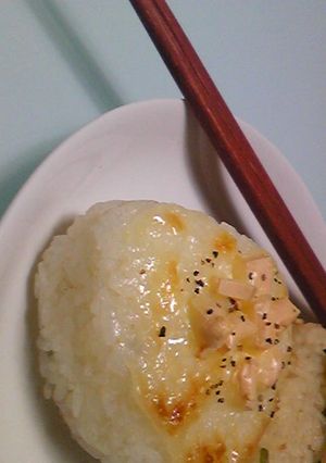 簡単こんがり♡チーマヨおにぎり-レシピのメイン写真